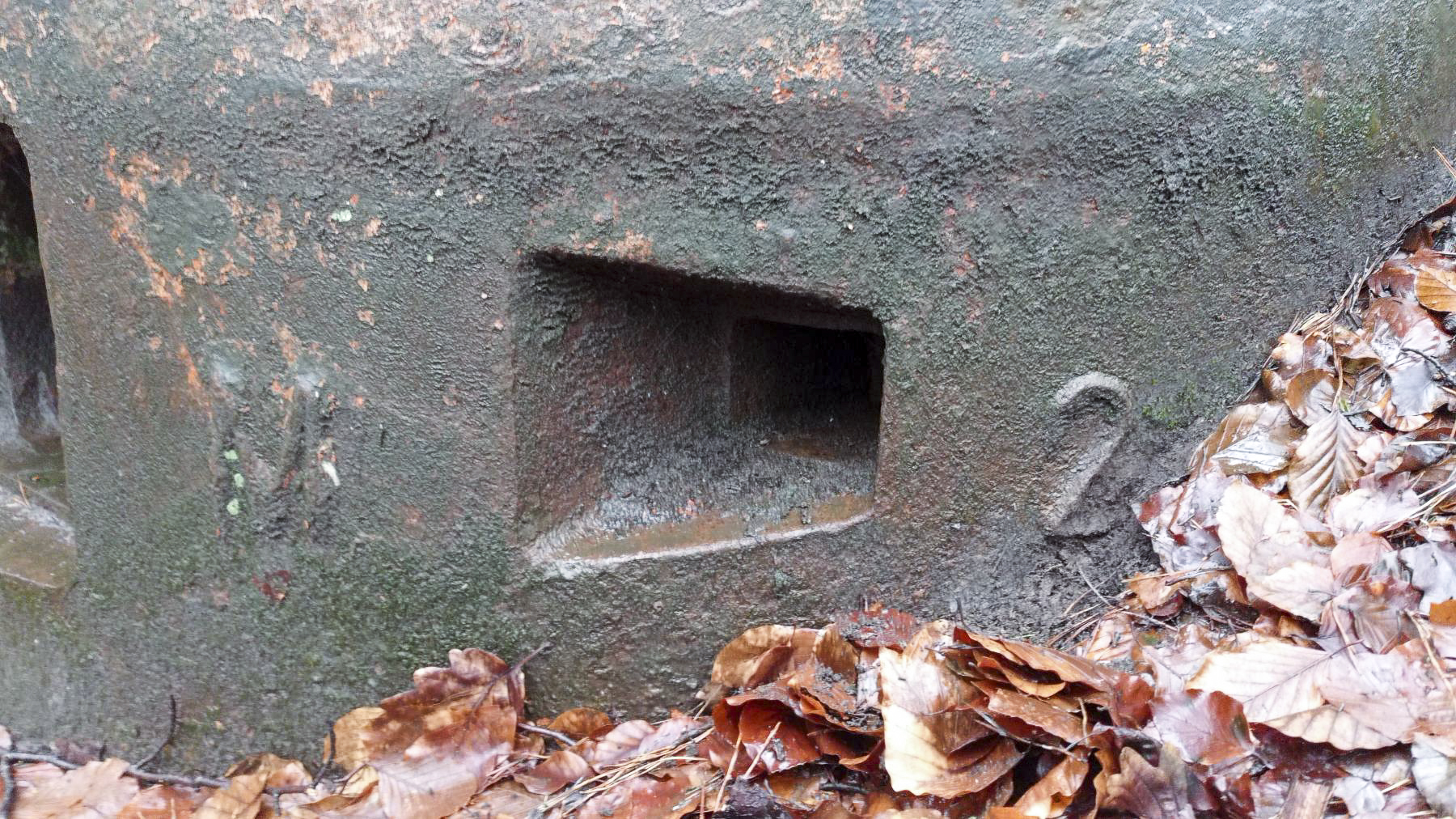 Ligne Maginot - HOCHWALD C2 - (Casemate d'infanterie) - Marquage '2' sur le coté du créneau d'observation gauche de la cloche JM - Baptiste GAUDIN