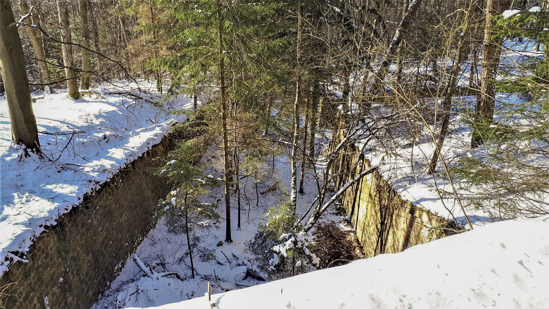 Ligne Maginot - HOCHWALD C2 - (Casemate d'infanterie) - Le fossé vue depuis la casemate - Gregory Fuchs