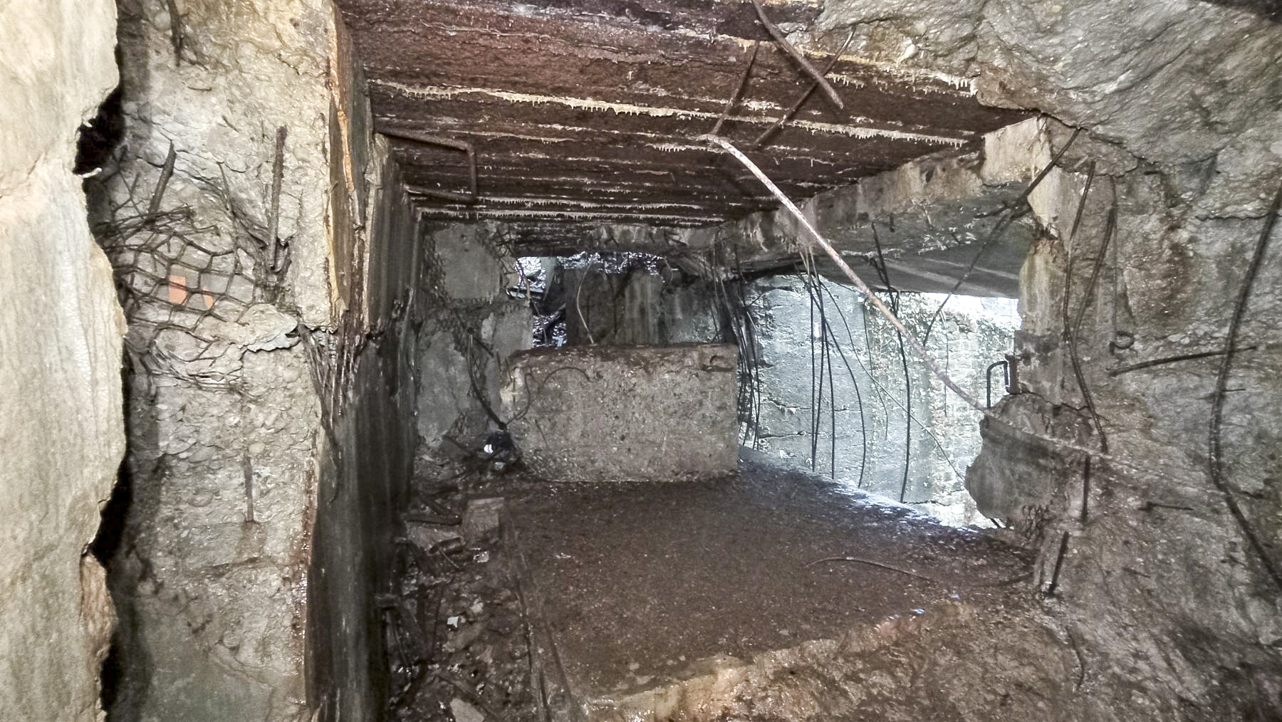Ligne Maginot - HOCHWALD C2 - (Casemate d'infanterie) - La chambre de tir; une des parois du local du projecteur y a été projetée  - Baptiste GAUDIN