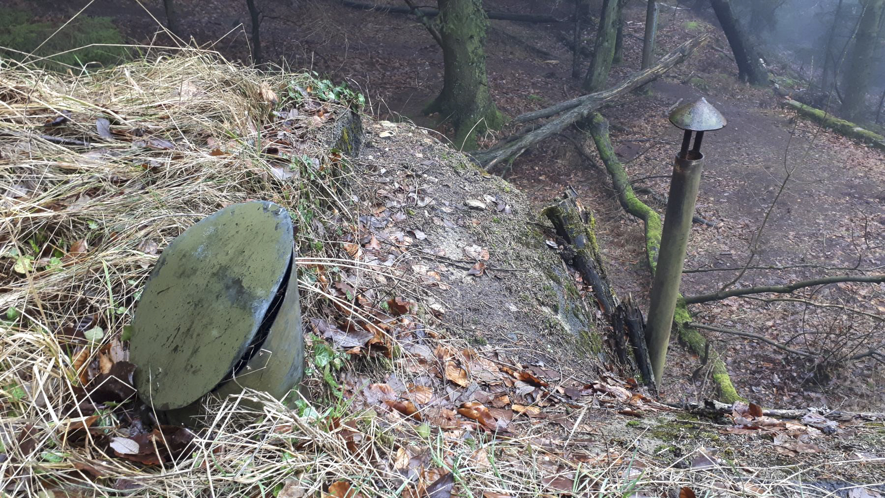 Ligne Maginot - HOCHWALD C3 - (Casemate d'infanterie - double) - A gauche, évacuation des gaz d'échappement du groupe électrogène - Gregory Fuchs