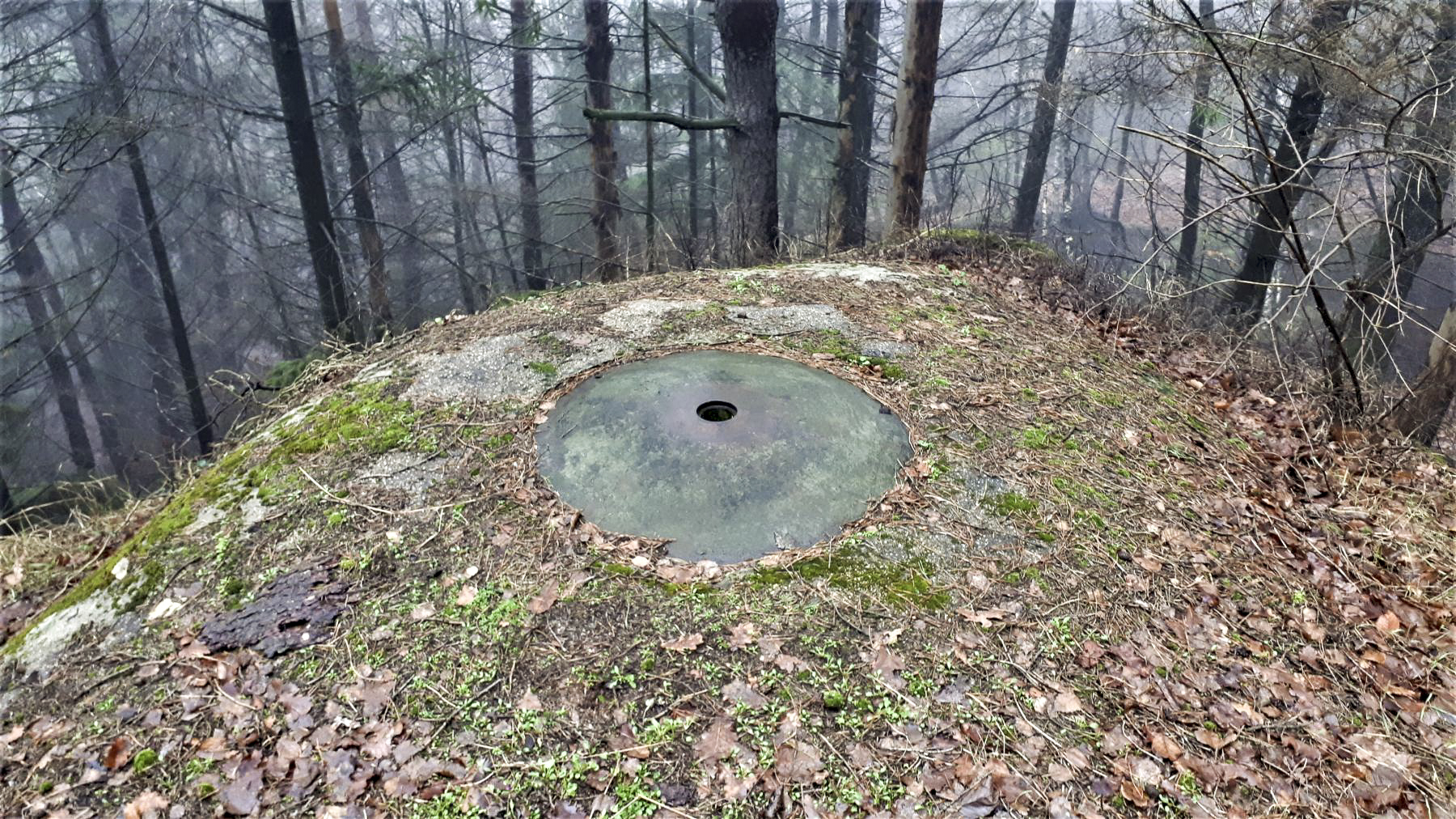 Ligne Maginot - HOCHWALD C3 - (Casemate d'infanterie - double) - La cloche GFM, recouverte par le bétonnage de la dalle lors de la reconstruction du bloc, seul l'orifice périscopique à été conservé - Gregory Fuchs