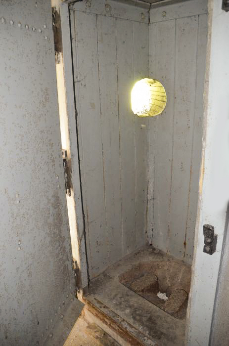 Ligne Maginot - 112 - BETTLACH SUD - (Casemate d'infanterie - Double) - Latrines avec ouverture circulaire dans le coin ? - D. Froehly