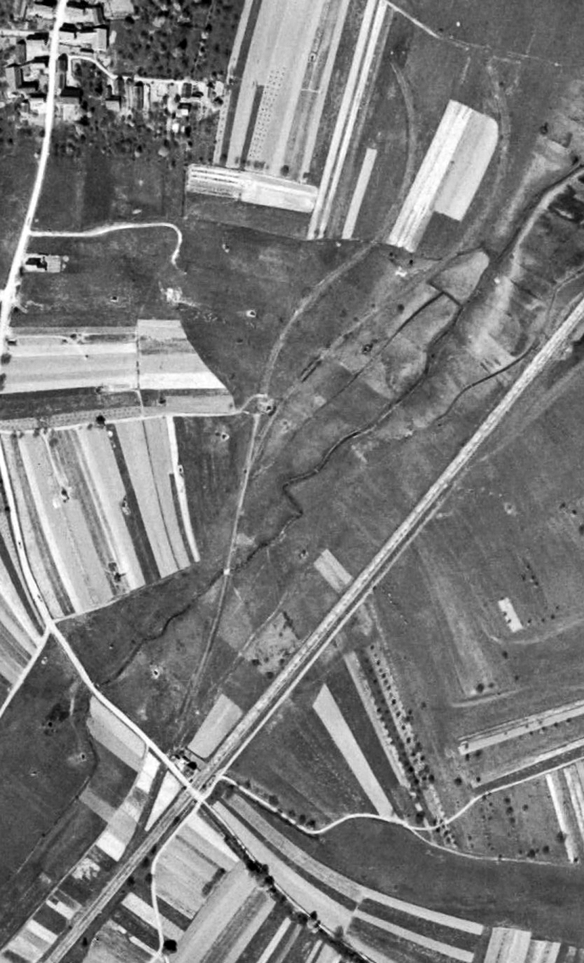 Ligne Maginot - KUTZENHAUSEN (4/373°RALVF) (Position ALVF) - On aperçoit bien sur cette photo aérienne de 1951 la trace des deux épis courbes et de la voie d'accès. - IGN - Géoportail 1951