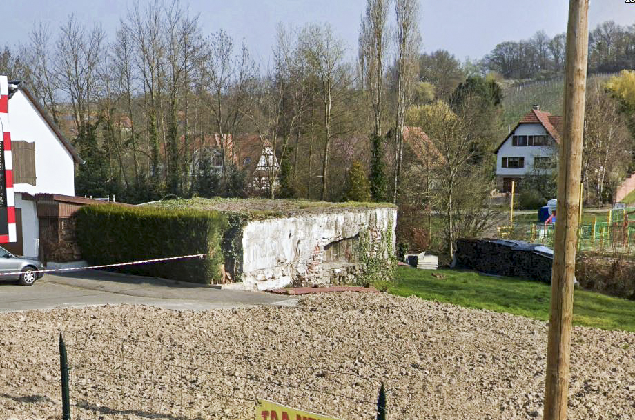 Ligne Maginot - OBERHOFFEN CENTRE - (Blockhaus pour canon) - Après démolition des maisons qui le masquaient, ce bloc est maintenant bien visible. Il était probablement initialement intégré dans une grange. - google streetview