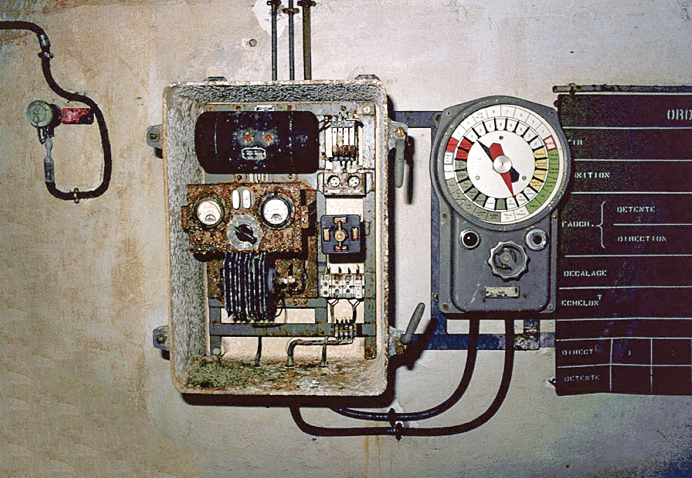 Ligne Maginot - GORDOLON (GN) (Ouvrage d'artillerie) - Étage intermédiaire
PC des blocs
Transmetteurs d'ordre Saint Chamond Granat et son boîtier alimentation