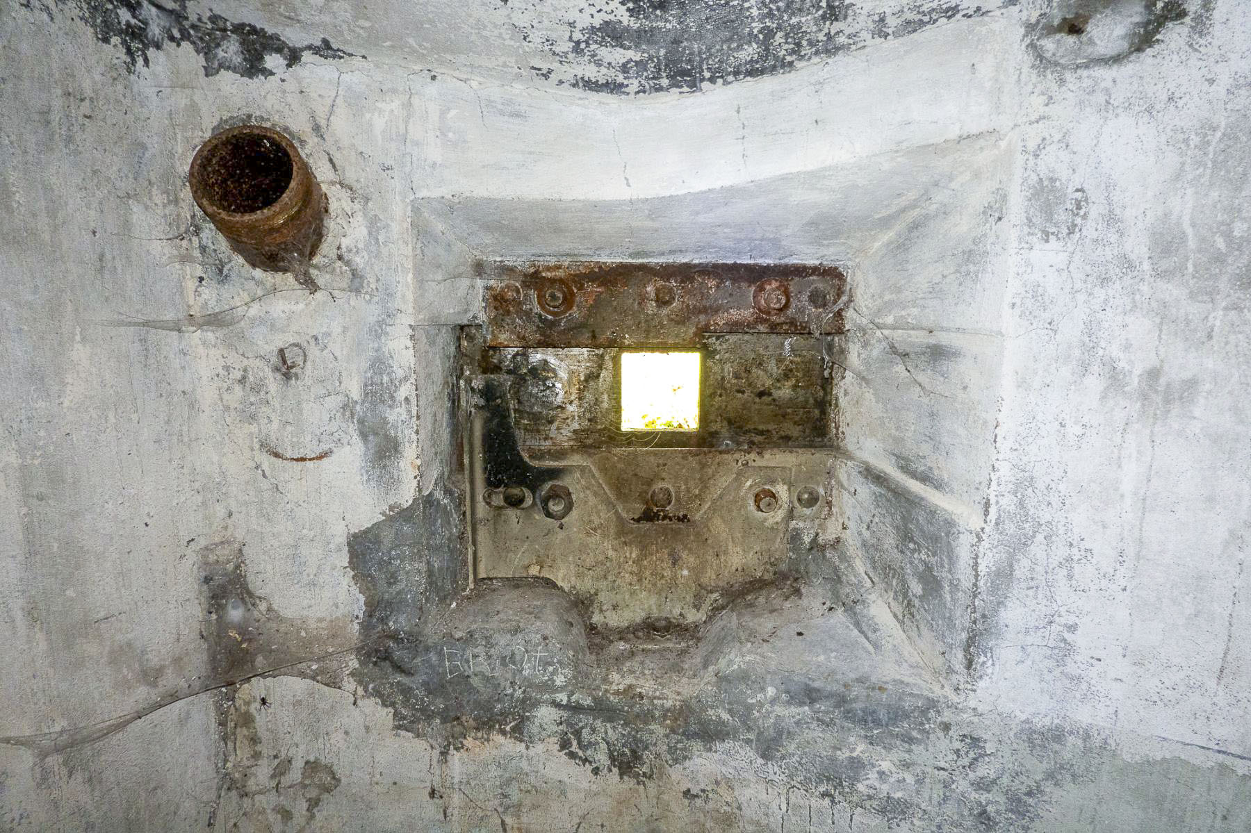 Ligne Maginot - WINDSTEIN - (Casemate d'infanterie - Double) - Créneau FM de défense rapprochée de l'entrée - Michel Teiten