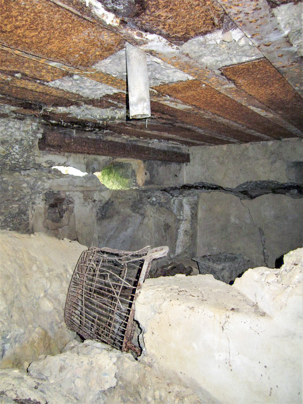 Ligne Maginot - PFAFFENBRONN 7 - (Blockhaus pour arme infanterie) - Conduit d'évacuation des fumées d'une niche à lampes - Gregory Fuchs