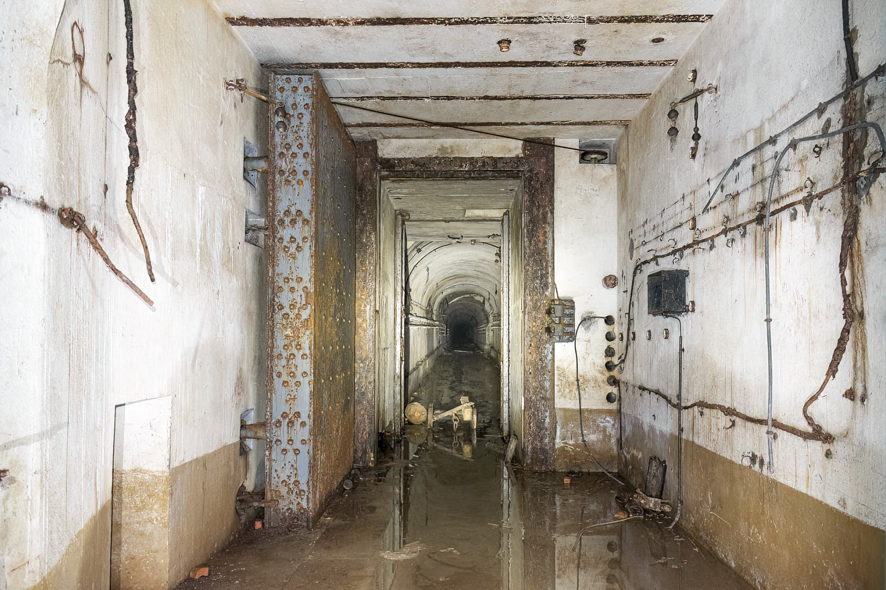 Ligne Maginot - LATIREMONT - A3 - (Ouvrage d'artillerie) - La porte pare-souffle séparant les blocs en avant de l'ouvrage de l'arrière avec le magasin à munitions M1 - David Palmer