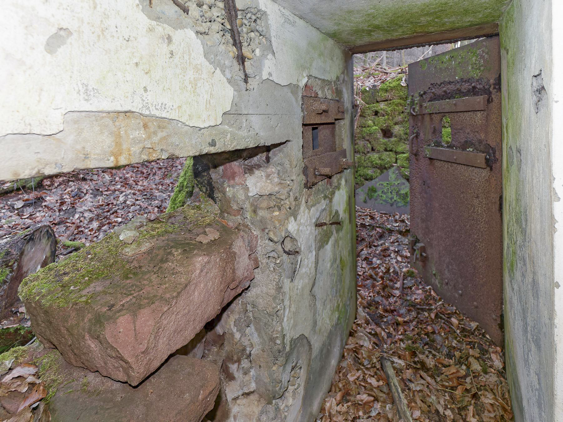 Ligne Maginot - NEUWEIHER 1 - (Blockhaus pour canon) - L'entrée avec sur la gauche, le dispositif de mise à feu du DMP voisin - Jürgen Morr 
