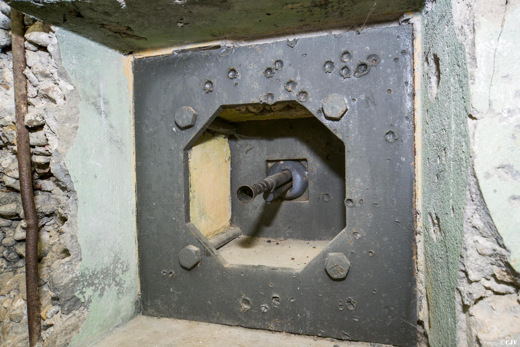 Ligne Maginot - Ouvrage de la Ferté - Bloc 1
FM de défense de l'entrée
Créneau type A pour FM 24/29 avec support RB assurant l'étanchéité de l'ensemble et la protection du tireur