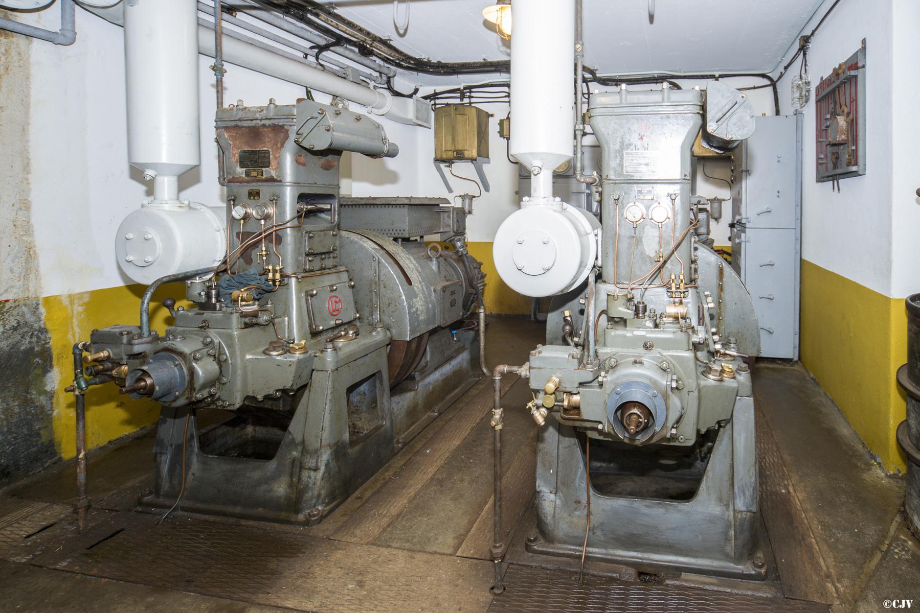 Ligne Maginot - LA FERTE - (Ouvrage d'infanterie) - Bloc 1
Usine électrique
Les deux groupes électrogènes à moteur CLM 108 de 25 CV
 - Lia VERMEULEN