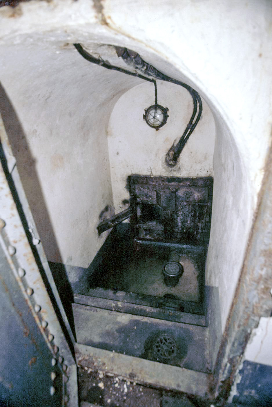 Ligne Maginot - BIRLENBACH - (Abri) - Coffres entrée
Porte de la galerie de l'égout - ammagsdr