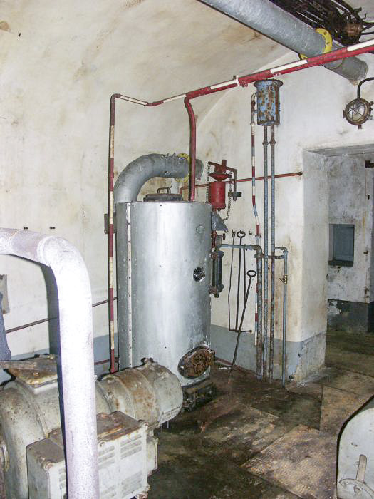 Ligne Maginot - BIRLENBACH - (Abri) - La chaudiére vapeur installée dans l'usine, elle permet le rechauffage de l'air neuf grâce à une batterie de chauffe insérée dans le conduit d'arrivée d'air - Pascal LAMBERT