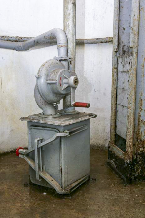 Ligne Maginot - Petit ouvrage d'infanterie A5 - BOIS du FOUR - Chambre de tir Ouest 
Caisson à douille pour cloche GFM. Ce caisson récupérait les douilles tirées par le FM de la cloche. 
Il était mis en dépression par le ventilateur manuel type G visible en partie supérieure permettant d'évacuer directement à l'extérieur les gaz résultant des tirs.