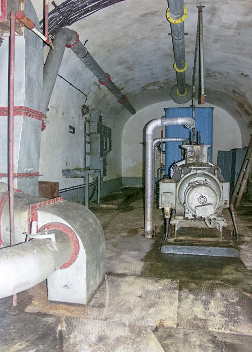 Ligne Maginot - BIRLENBACH - (Abri) - L'usine électrique
Le second groupe électrogène et la travée électrique à sa gauche - Pascal LAMBERT