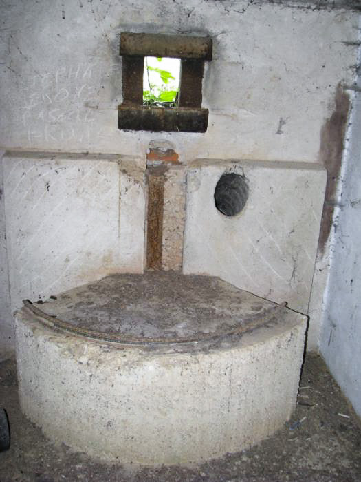 Ligne Maginot - BEIMERACKER - (Blockhaus pour arme infanterie) - Plateforme et rail de guidage de l'affût mitrailleuse - Antoine SCHOEN