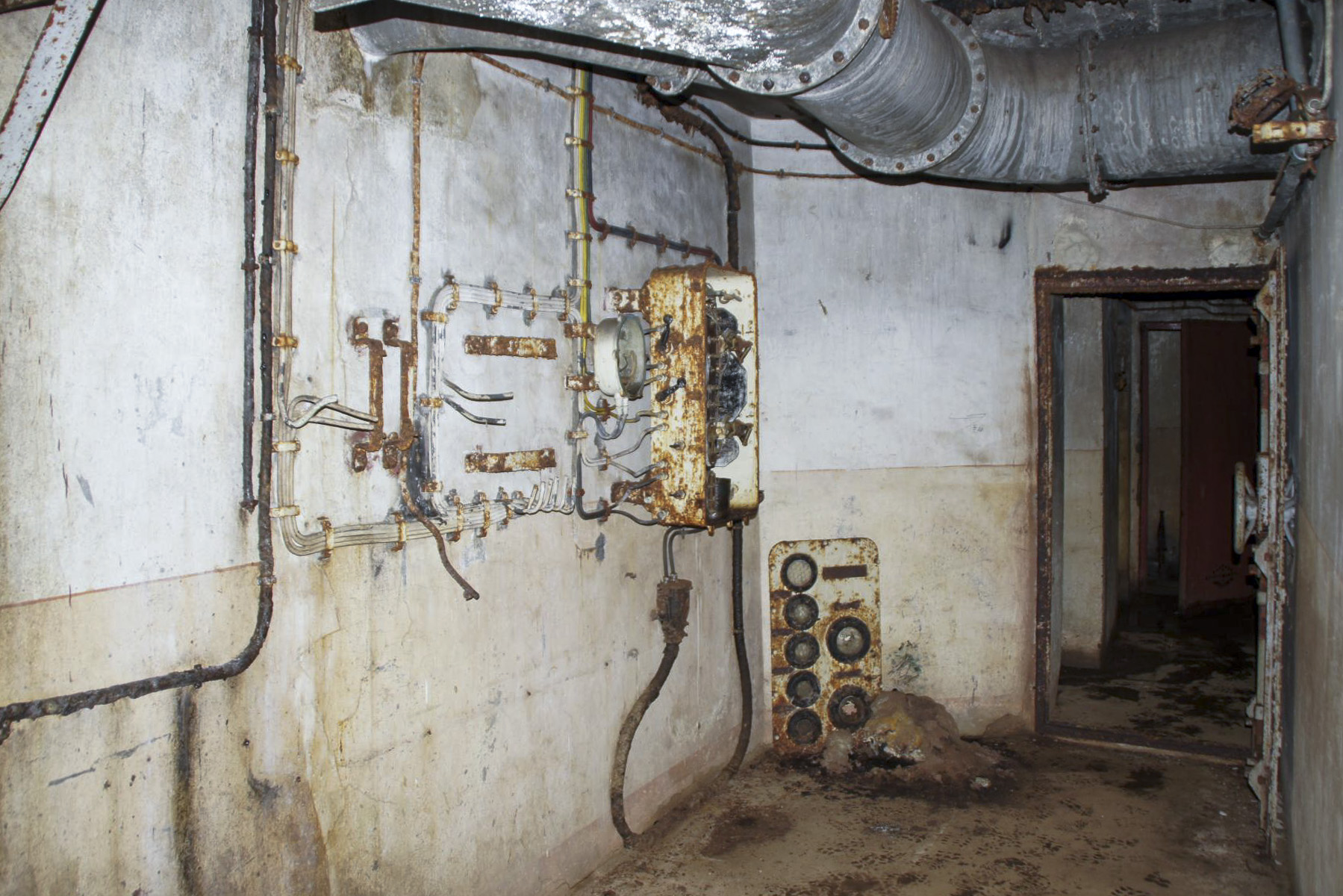 Ligne Maginot - MICHELSBERG - A22 - (Ouvrage d'artillerie) - Bloc 6
L'étage inférieur de la tourelle.
Au mur le tableau électrique de la tourelle. - STENGER Mathieu
