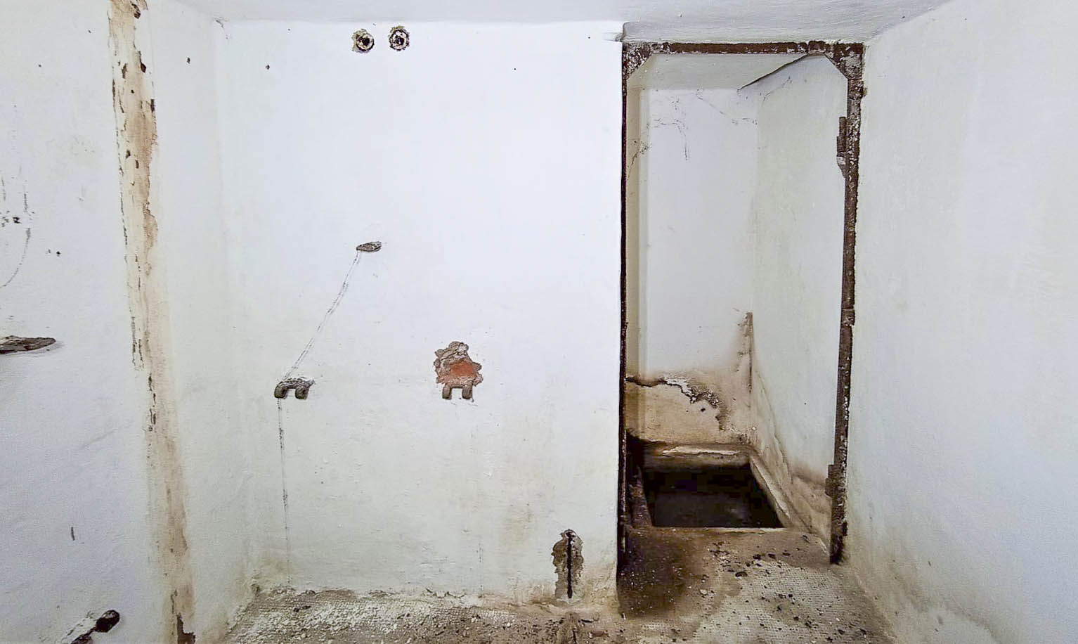 Ligne Maginot - I1 - (Chambre de coupure) - À droite l'entrée de la chambre, à gauche le reste des charnières de la tablette et du banc rabattable  - Baptiste GAUDIN