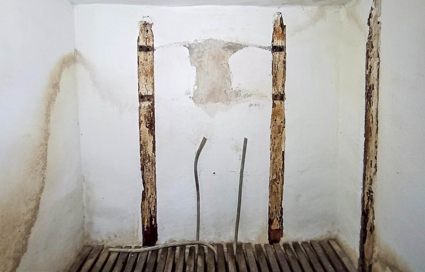 Ligne Maginot - I1 - (Chambre de coupure) - L'intérieur de la chambre: l'emplacement du répartiteur téléphonique ,les lignes téléphoniques ont été sectionnées - Baptiste GAUDIN