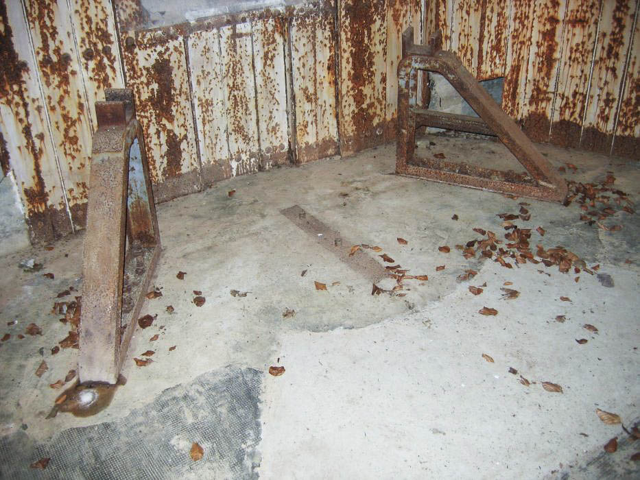 Ligne Maginot - 110 - BETTLACH - (Casemate d'artillerie) - Le canon dont les roues étaient démontées était mis en place sur ce dispositif - Antoine SCHOEN