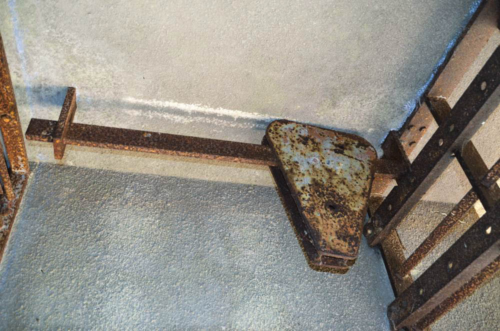 Ligne Maginot - 110 - BETTLACH - (Casemate d'artillerie) - Détail de l'entrée du matériel
Dispositif devant servir à lever les rails de porte - D. Froehly
