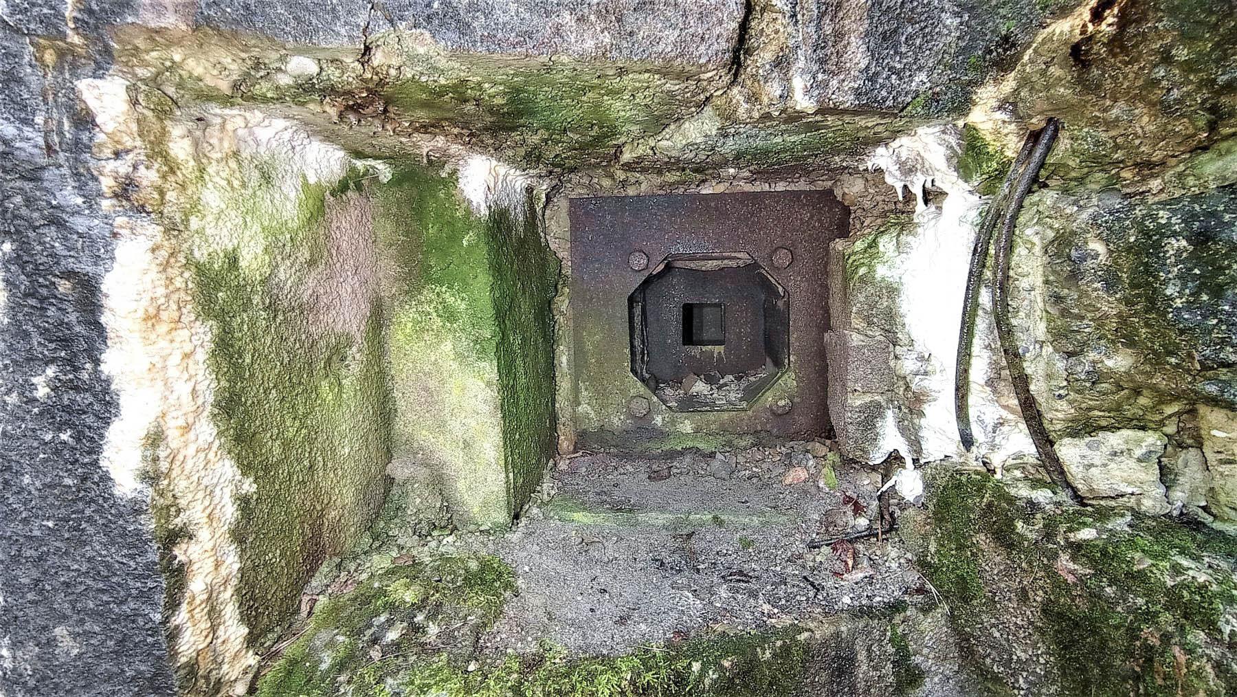 Ligne Maginot - HOCHWALD C6 - (Casemate d'infanterie - double) - Créneau Fusil mitrailleur Type A de protection de l'entrée - Baptiste GAUDIN