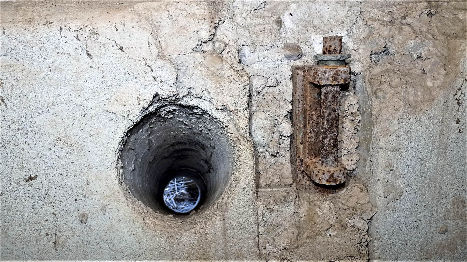 Ligne Maginot - KIRCHGRUBE NORD - (Blockhaus pour arme infanterie) - Conduit d'évacuation des douilles et axe pivot de l'affût de mitrailleuse - Baptiste GAUDIN