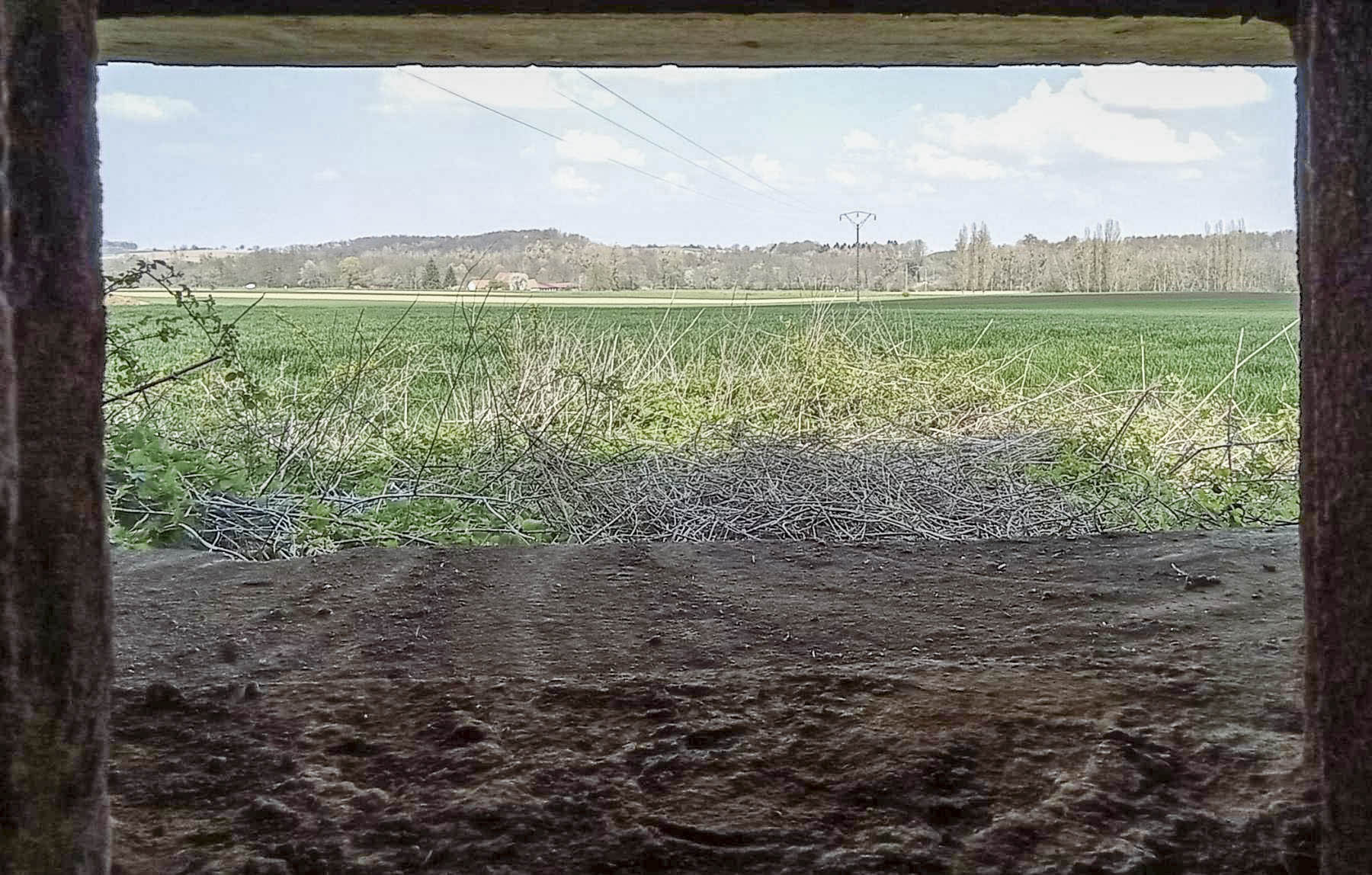 Ligne Maginot - KIRCHGRUBE NORD - (Blockhaus pour arme infanterie) - Direction de tir du créneau pour mitrailleuse balayant les champs et les abords de la D 263 vers le Moulin de Hunspach - Baptiste GAUDIN