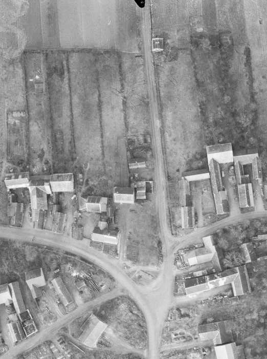 Ligne Maginot - MF11 - NIEDERLAUTERBACH (GRM) - (Poste GRM - Maison Forte) - La maison forte est en haut de la photo cachée dans une construction dont subsiste la charpente de la toiture - IGN - Géoportail 1947