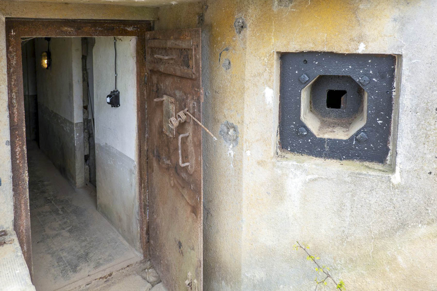 Ligne Maginot - REIMERSWILLER - (PC) - L'entrée droite et son créneau FM de défense rapprochée - Michel Teiten