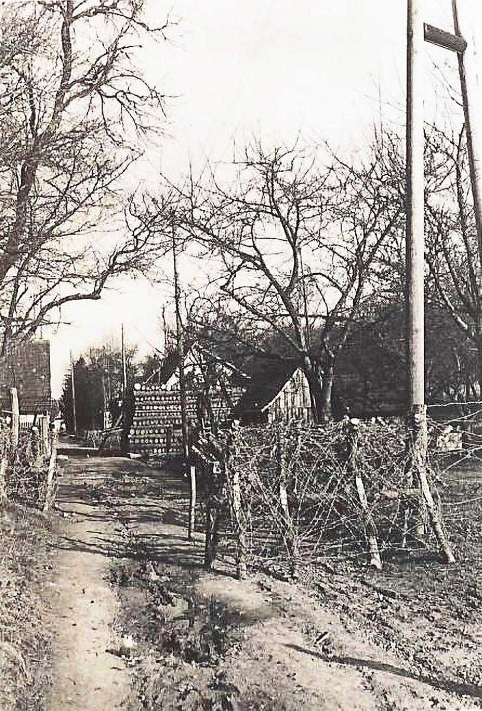 Ligne Maginot - RUE DU RUISSEAU - (Blockhaus pour arme infanterie) - Vue d'ensemble du barrage de route et du blockhaus  - René SCHALCK