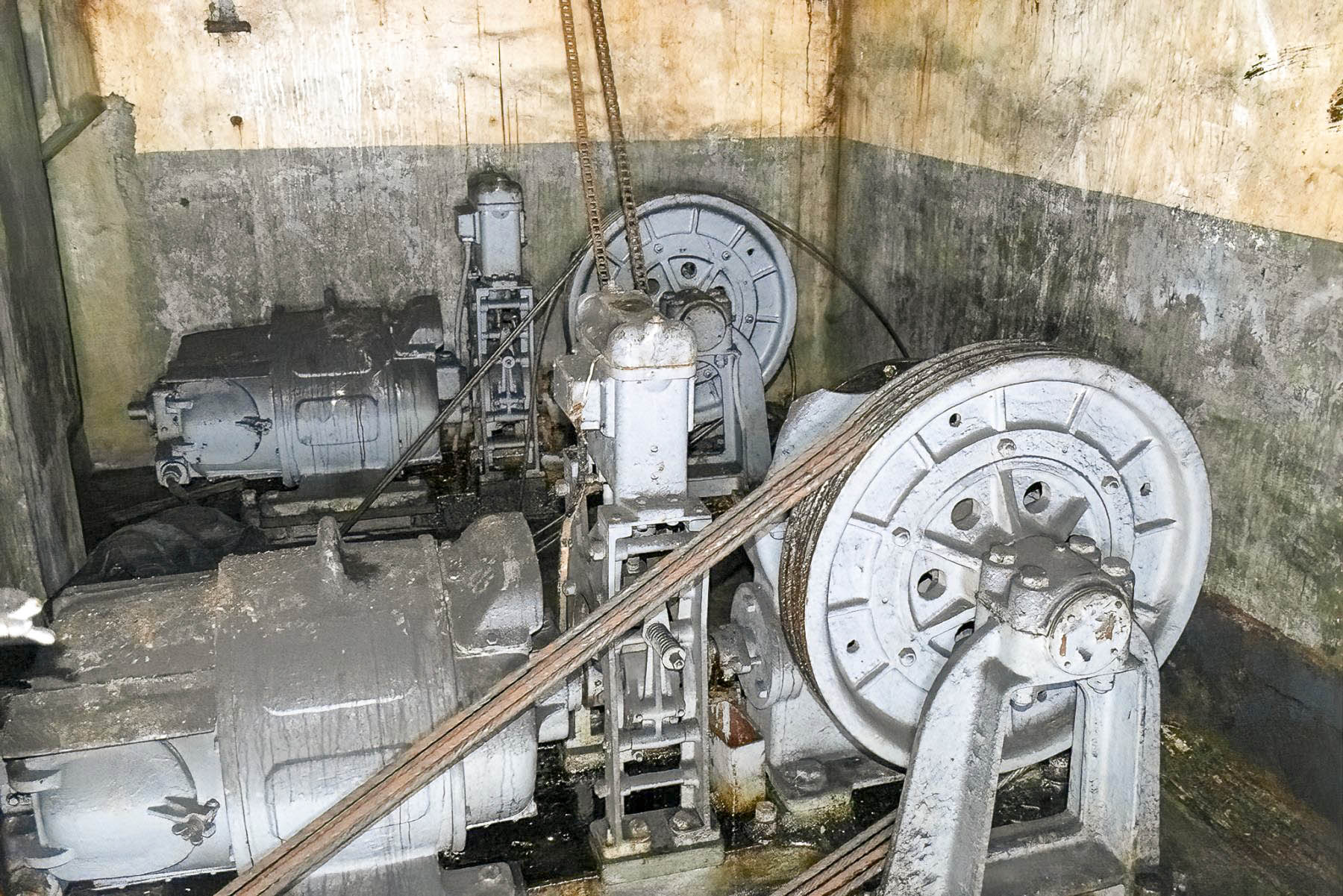 Ligne Maginot - ROCHONVILLERS - A8 - (Ouvrage d'artillerie) - Bloc 5
La machinerie du monte-charge - David Palmer