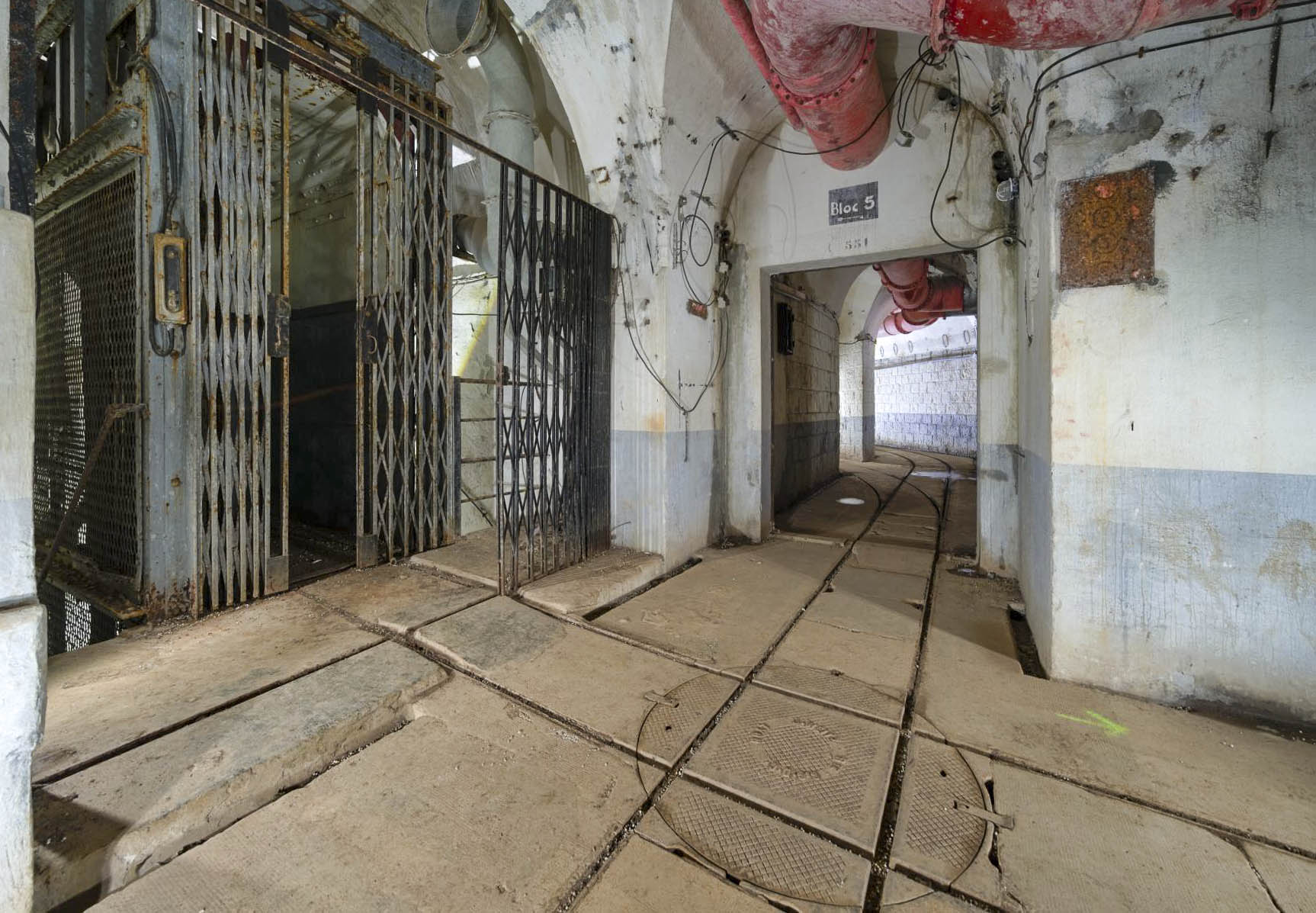 Ligne Maginot - RIMPLAS (RS) - (Ouvrage d'artillerie) - Monte-charges du magasin M1 et galerie vers le bloc 5 - duomaxw