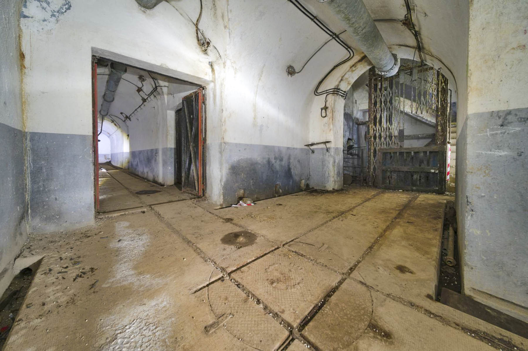 Ligne Maginot - RIMPLAS (RS) - (Ouvrage d'artillerie) - Monte-charges du magasin M1 et galerie du M1 - duomaxw