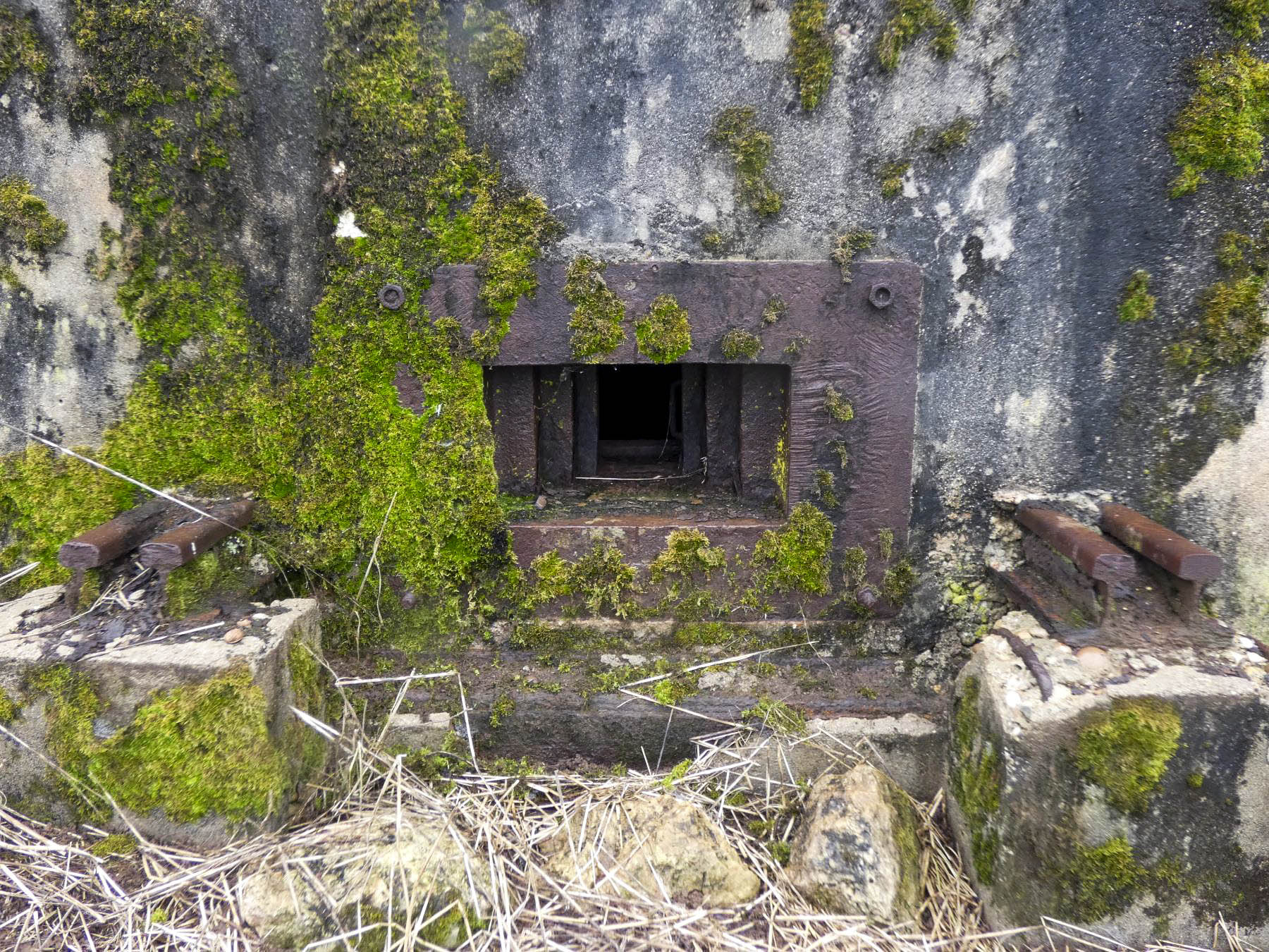 Ligne Maginot - BB318 - SANDBRUCKEN 1 - (Blockhaus pour arme infanterie) - Le créneau pour une mitrailleuse. - STENGER Mathieu