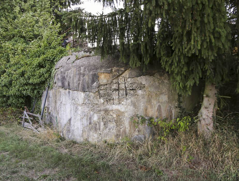 Ligne Maginot - HATTEN NORD - (Casemate d'infanterie) - Seule chose encore visible, le reste à disparu sous du remblai et les dessus sont couvert par un tas de bois de chauffage - Grami