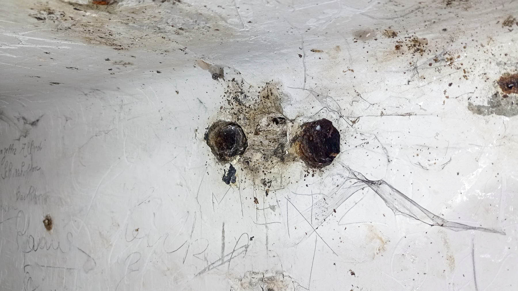 Ligne Maginot - N - (Chambre de coupure) - Passages de câbles connectant les équipements de la chambre au boitier de raccordement pour les troupes de campagne placé dans l'encadrement de la trappe d'accès - Baptiste GAUDIN
