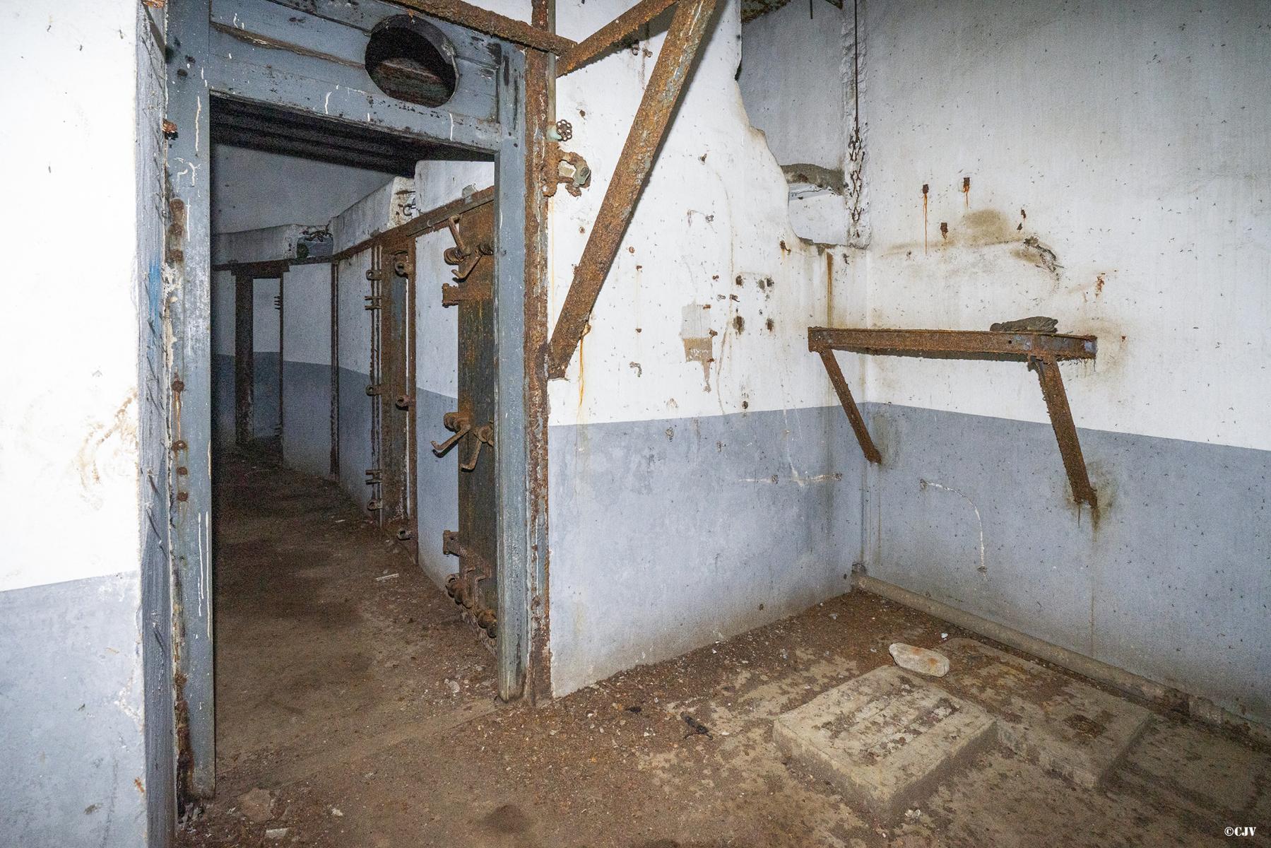 Ligne Maginot - BREHAIN - A6 - (Ouvrage d'artillerie) - Entrée munitions
Couloir avec la douche pour ceux qui sont contaminés par des gaz.
Le filtre a disparu - Lia VERMEULEN