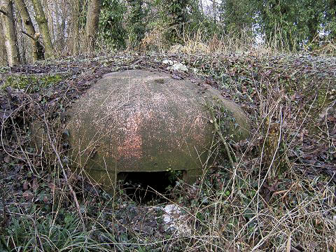 Ligne Maginot - 9/3 - AUENHEIM SUD - (Casemate d'infanterie) - La cloche JM qui assure le flanquement la rive de la Moder vers le Rhin - lignemaginot.com