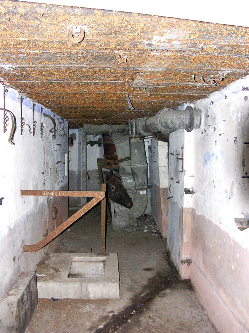 Ligne Maginot - ROUNTZENHEIM SUD - (Casemate d'infanterie) - Le puits de la casemate et la ventilation - LAMBERT Pascal