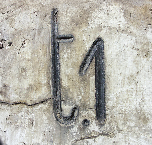 Ligne Maginot - T1 - (Chambre de coupure) - Cartouche gravé au niveau de l'accés de la chambre de coupure - Pascal LAMBERT
