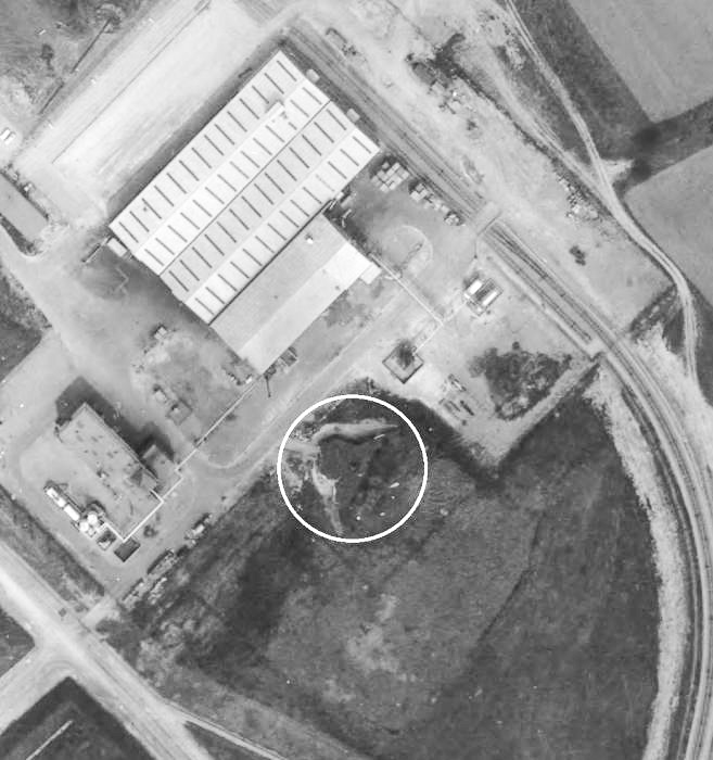 Ligne Maginot - 12/3 - NEURIED - (Casemate d'infanterie - Double) - Photo aérienne de 1971.
La casemate est maintenant incluse dans le site industriel. - IGN - Géoportail 1971