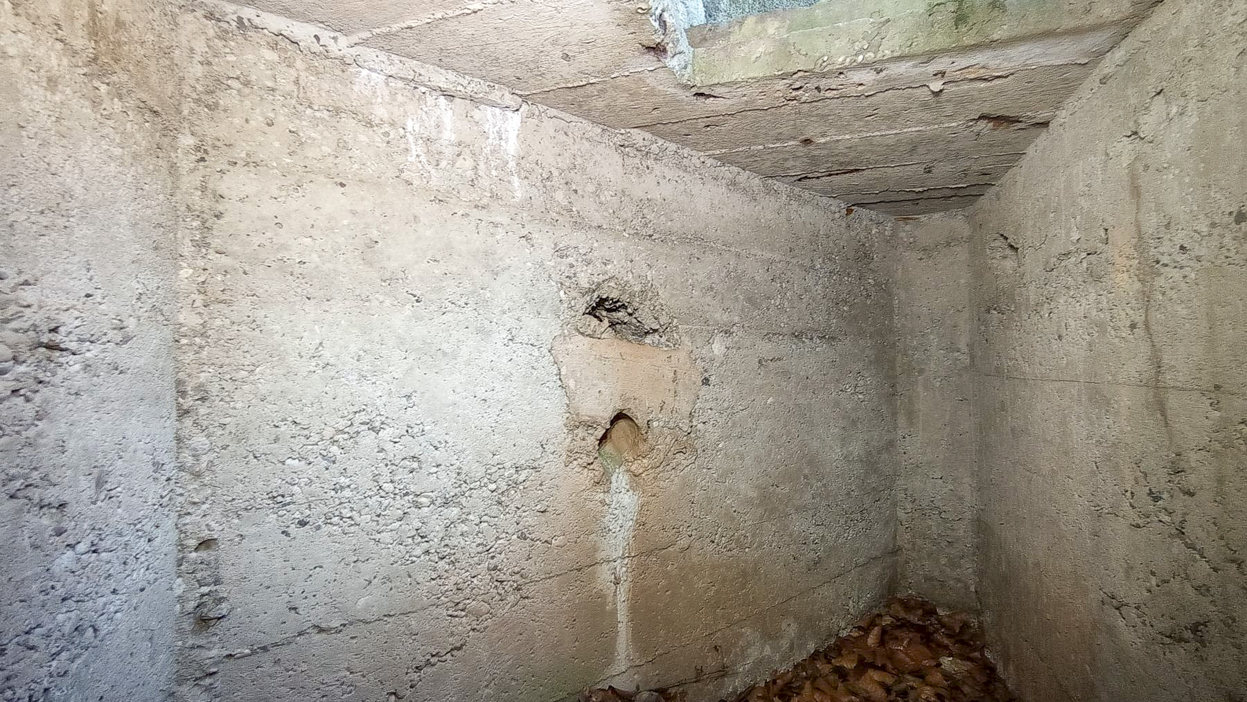 Ligne Maginot - SAEGEMUHLE - (Blockhaus pour arme infanterie) - Fosse d'évacuation des douilles de la chambre de tir est  - Baptiste GAUDIN