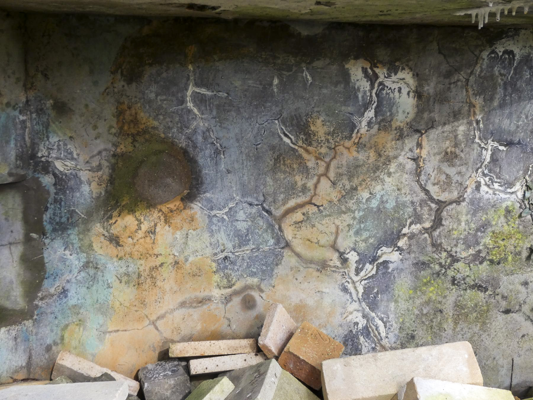 Ligne Maginot - BB7 - (Blockhaus pour canon) - La peinture de camouflage est encore présente. - STENGER Mathieu