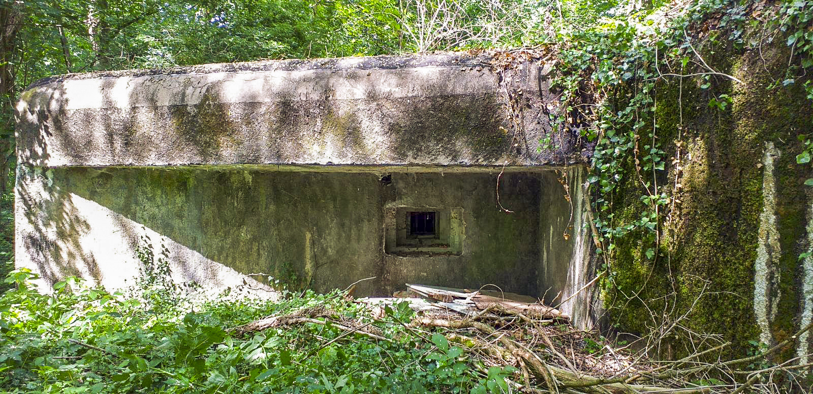 Ligne Maginot - 1 - UNTERJAEGERHOF - (PC de Sous-Quartier) - Façade chambre de tir - Les Gardiens du Rhin