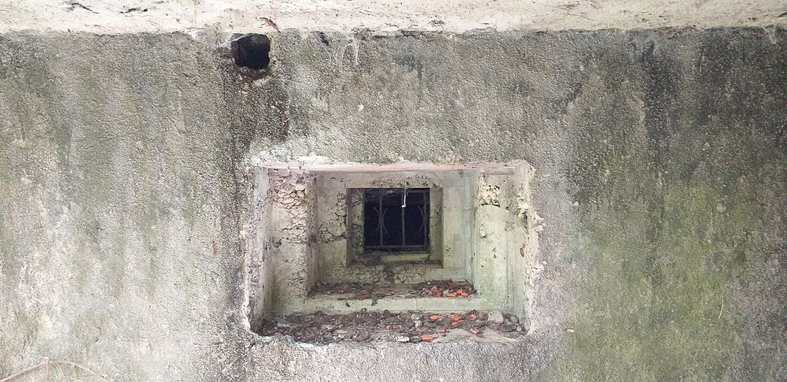 Ligne Maginot - 1 - UNTERJAEGERHOF - (PC de Sous-Quartier) - Détail créneau - Les Gardiens du Rhin
