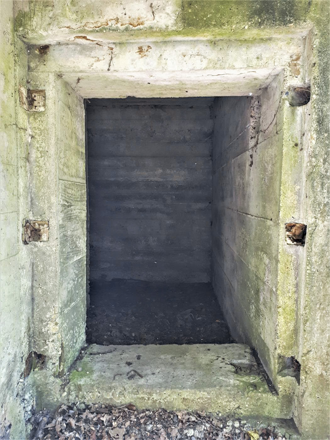 Ligne Maginot - 301A - PORT DU RHIN SUD 35 - (Blockhaus pour arme infanterie) - Les réservations pour la porte non installée - Les Gardiens du Rhin