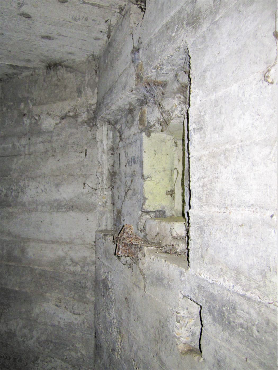 Ligne Maginot - 301A - PORT DU RHIN SUD 35 - (Blockhaus pour arme infanterie) - Créneau Sud et support FM - Les Gardiens du Rhin