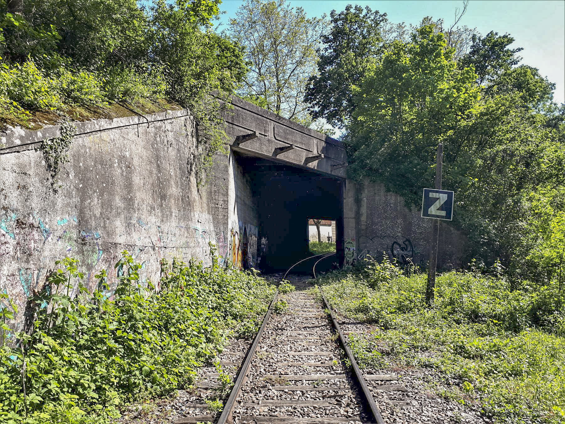 Ligne Maginot - 301A - PORT DU RHIN SUD 35 - (Blockhaus pour arme infanterie) - Passage inférieur dans le talus de la rue de la Rochelle défendu par le créneau Sud - Les Gardiens du Rhin