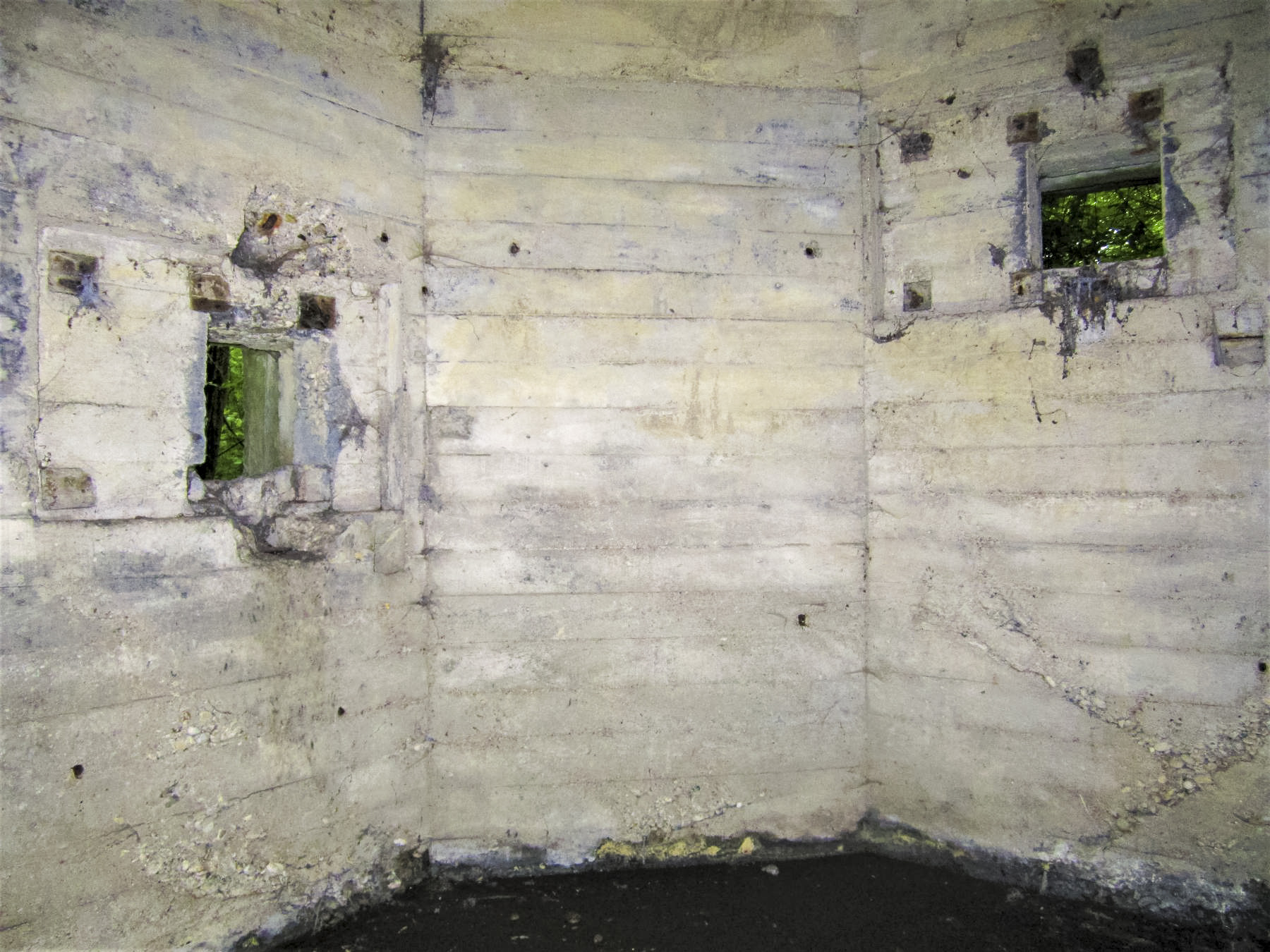 Ligne Maginot - 301B - PORT DU RHIN SUD 34 - (Blockhaus pour arme infanterie) - Chambre de tir
Noter le décalage en hauteur des créneaux - Les Gardiens du Rhin